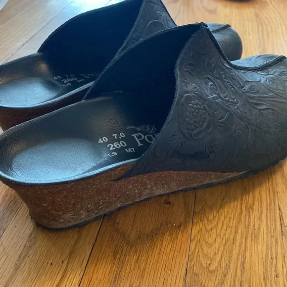 Papillion sz 40 or US 9 black embossed floral black leather great pre owned cond - Picture 9 of 9